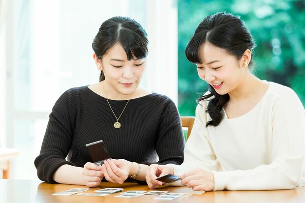 今年の眞子さまのお誕生日写真は、仲のよい佳子さまと（10月6日撮影）