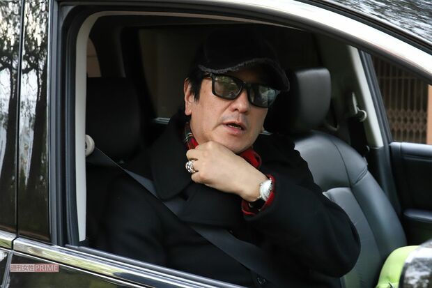 '19年、直撃取材に不敵な表情を浮かべる川崎麻世