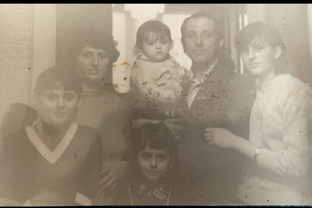 子どものころの家族写真。父に抱かれているのがカテリーナさん
