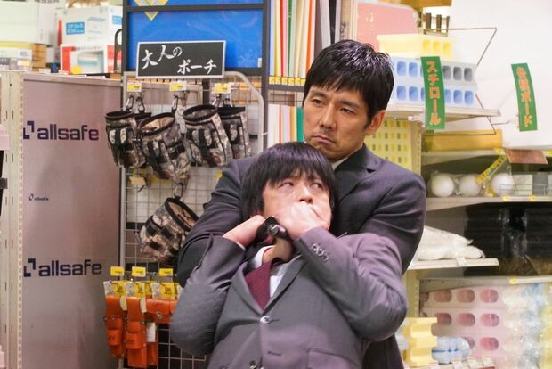 稲見（写真上）と田丸（同下）は、冷静かつ確実に被疑者を制圧し、危機を回避する（C）フジテレビ