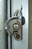 新生活の防犯対策「侵入窃盗の約3割は在宅時の犯行」