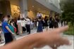 転売ヤーを追いかけて“私人逮捕”する緊迫の動画(SNSより)