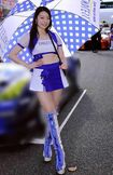 レースクイーン時代の元谷百合奈氏(本人ツイッターより、写真は一部加工)
