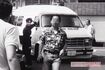 '91年7月、テレビ局へ出かけるため、車にそろって乗り込もうとする志村さん(写真右)といしの(同左)を週刊女性記者が直撃。問いかけにハッキリと答えた