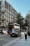 ロンドンを象徴する2階建てのバスが通る街並み