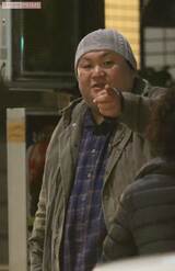 カメラに気づいたのか指を指すマツコ・デラックス（2014年2月）