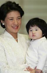 1歳の誕生日を迎えられた愛子さまと……（’02年12月）