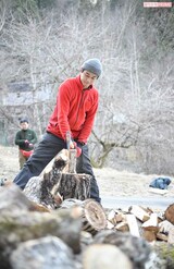 「薪割り中の東出さん。私も体験させてもらったことがありますが、当たった場所が悪くて斧が壊れてしまいました。“大丈夫”と笑ってくれましたが、後日、新しい斧を買って持っていきました」（ナベちゃん ）
