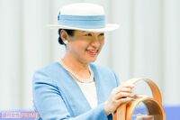 雅子さま、秋色コーデはもう少し先?残暑の中涼やかマリンカラーで秋田県へ