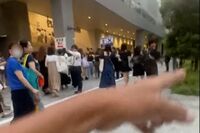 ジャニーズのコンサートに出現して女性転売ヤーを狩る“私人逮捕おじさん”が物議! チケット高額取引の実…