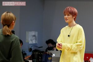 「横のお客さんからは見えるけど、前からは厳しいですね」と、ダンサーの立ち位置を確認しながら修正していく　撮影／森田晃博