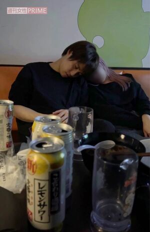 泥酔した様子で彼女の“Aさん”に寄りかかる松本幸大