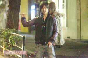 2011年1月、都内でブロンドヘアの白人女性と食事を楽しんだ山下智久