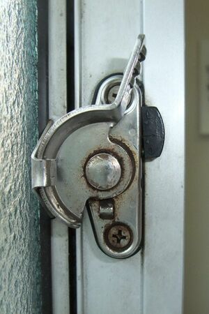 新生活の防犯対策「侵入窃盗の約3割は在宅時の犯行」