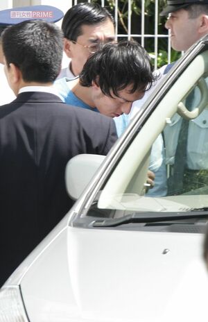 2009年4月、公然わいせつ罪で逮捕、送検される草なぎ剛は憔悴の表情