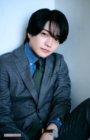 西畑大吾　撮影／山田智絵スタイリング／高橋美咲（Sadalsuud）ヘアメイク／在間亜希子（MARVEE）衣装協力／AOKI（スーツ、シャツ、ネクタイ）