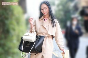 夫が逮捕された翌日の三浦瑠麗氏。手には超高級バッグが