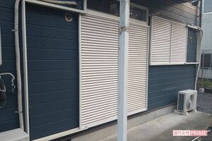 シャッターが閉められていて、今は誰も住んでいない様子