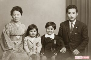 家族写真。父、母、ひとつ年上の兄・功さんと