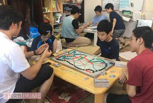 『フリースクールネモ』の子どもたちはゲームをして仲よく楽しそうに過ごしている（同所提供）