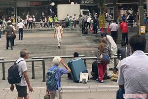 警察がいったんはけると右端の中年たちが広場に寝そべる