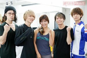 ヤル気みなぎるThinking Dogs(左からわちゅ〜、TSUBASA、大輝、Jun)と、本橋恵美先生(中央)