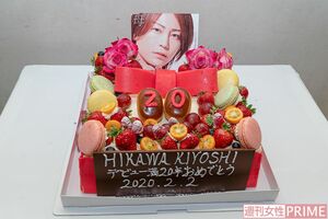 氷川きよしのデビュー20周年を祝う特製のケーキ 撮影/廣瀬靖士