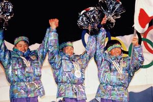 左から三ヶ田、荻原、河野 写真/アフロ