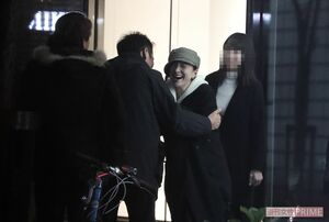 男性スタッフと笑顔でハグを交わす広末涼子