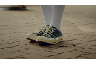 TBS系『ユニコーンに乗って』にて、“偽物”コンバースが強調されたシーン。国内にファンが多く、高値で取引されることも