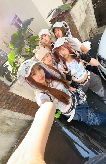 ローライズのジーパンに、アクセサリーで盛る！ジャラづけがちょっと新鮮（NewJeans 公式Xより）