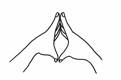 胸の前で両手の5本指の先端を合わせて押し合い、約10秒キープ。指をしっかり伸ばす。