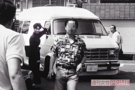 '91年7月、テレビ局へ出かけるため、車にそろって乗り込もうとする志村さん（写真右）といしのようこ（同左）を週刊女性記者が直撃。問いかけにハッキリと答えた