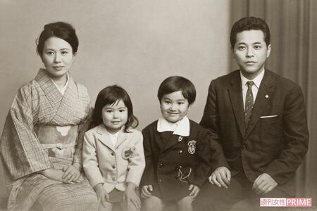 家族写真。父、母、ひとつ年上の兄・功さんと