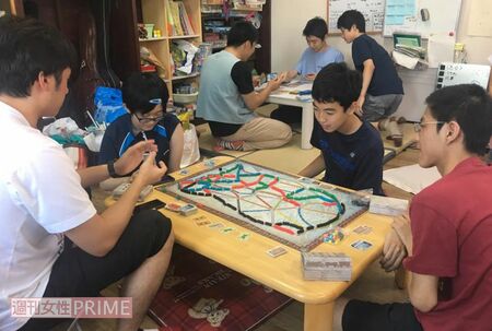 『フリースクールネモ』の子どもたちはゲームをして仲よく楽しそうに過ごしている（同所提供）