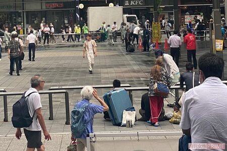 警察がいったんはけると右端の中年たちが広場に寝そべる