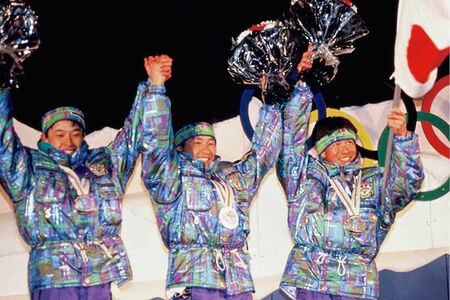 左から三ヶ田、荻原、河野　写真/アフロ