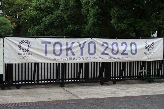 新垣さん（仮名）が暮らす代々木公園には、五輪を盛り上げる横断幕が