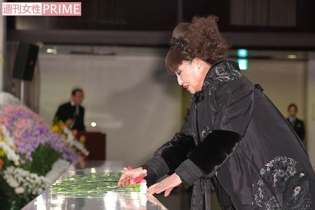 献花する黒柳徹子