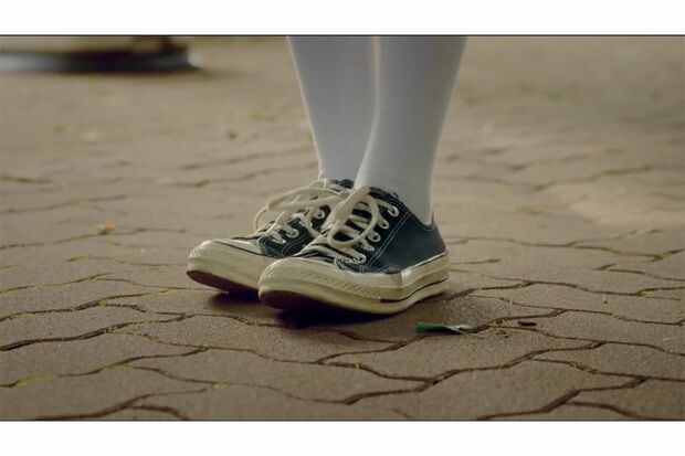 TBS系『ユニコーンに乗って』にて、“偽物”コンバースが強調されたシーン。国内にファンが多く、高値で取引されることも