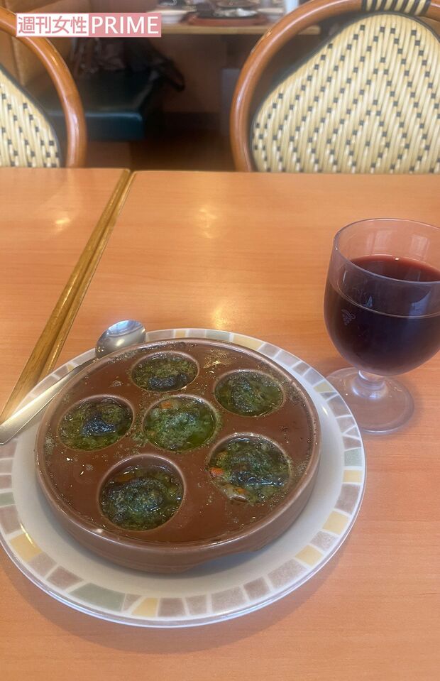 「サイゼ飲み」での人気メニューエスカルゴと100円ワイン