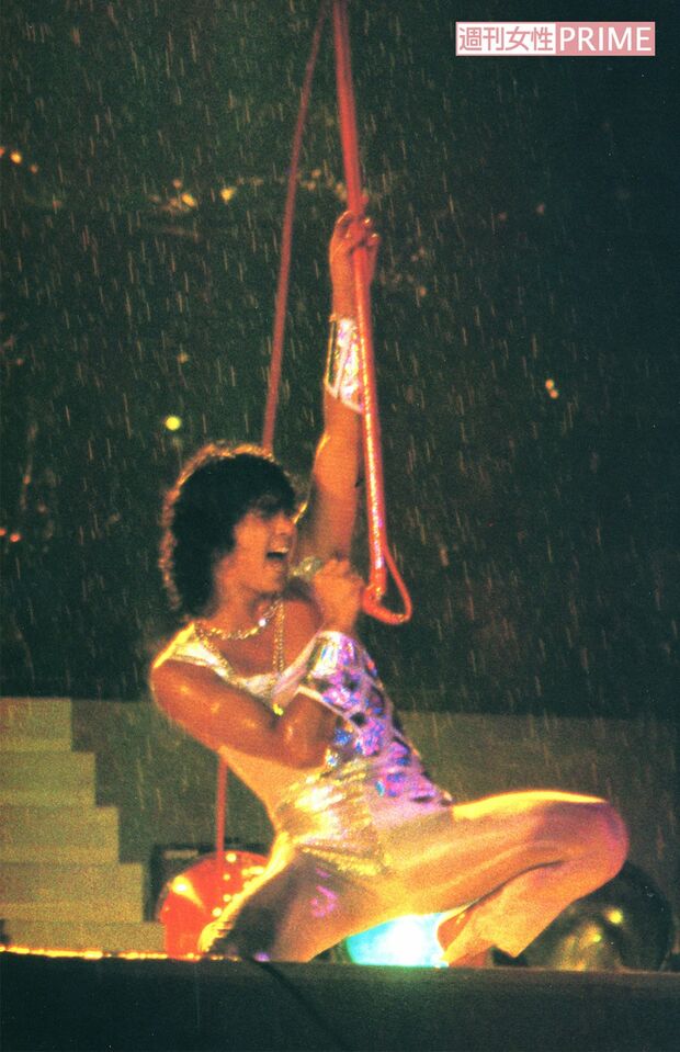'80年に派手なマイクパフォーマンスを披露