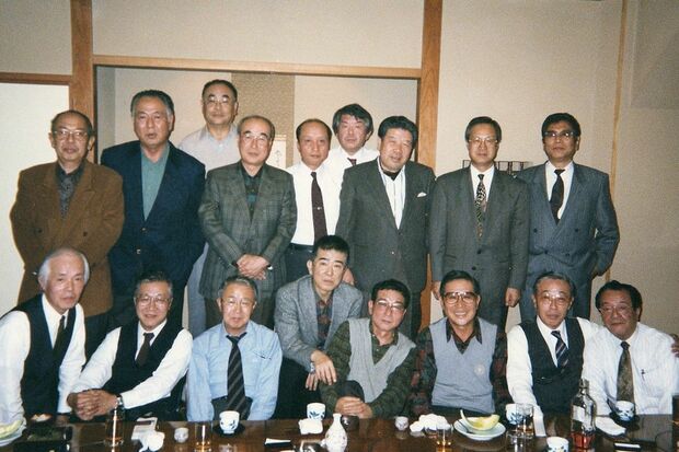 早稲田大学新聞学科のクラス会は忙しくても必ず出席。前列左端が元『主婦の友』編集長・高森二夫さん、右から3番目が巨泉さん