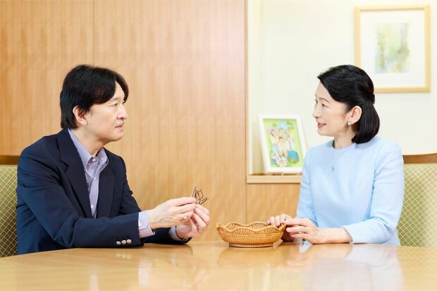 誕生日に際して公開されたご夫妻の近影(宮内庁提供)