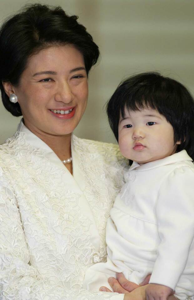 1歳の誕生日を迎えられた愛子さまと……（’02年12月）