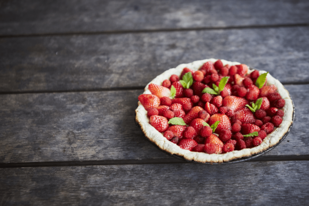 おやつのいちごタルトも自家製。生地は小麦粉に菜種油を加えたもので、カスタードクリームは卵黄とさとうきび糖から作る※撮影／いとうしゅんすけ