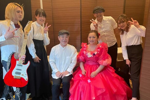 この日のバンドメンバーと。左からMASUMI（Gt）、はらかなこ（Pf）、前田卓次（Per）、華原、大平勉（Key）、AKA（Cho）