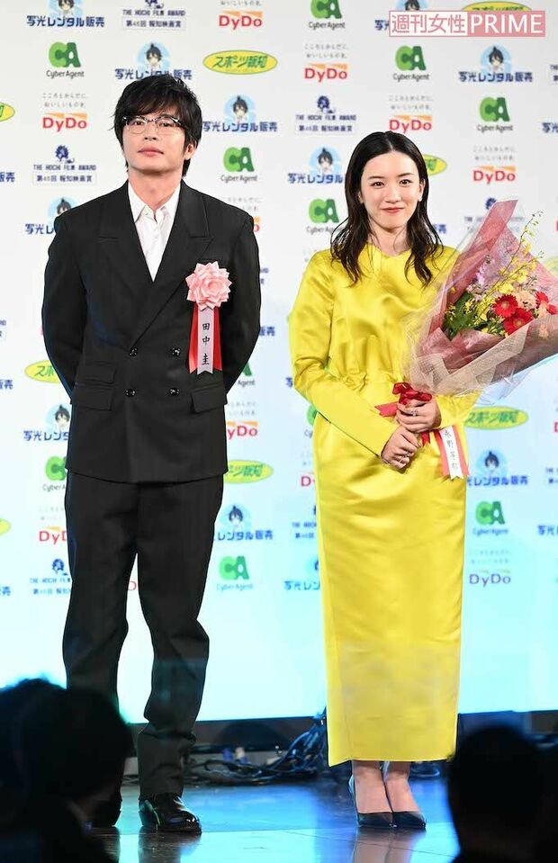 「第46回報知映画賞」に出席した田中圭と永野芽郁(2021年12月16日、『週刊女性』写真班撮影)