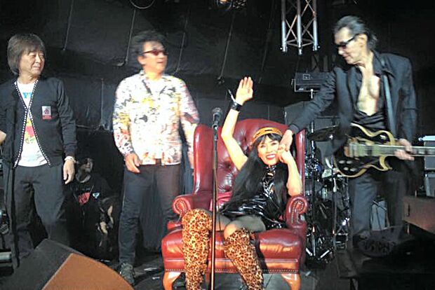 ’14年11月のヒステリックグラマー30周年ライブ、最後のステージでのシーナさん。足が動かないことを隠しハードに歌った