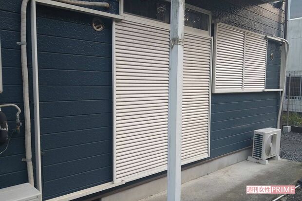 シャッターが閉められていて、今は誰も住んでいない様子